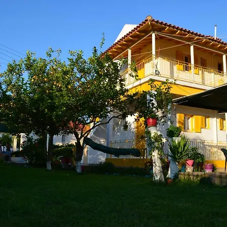 Апартаменты Yellow House Кавос